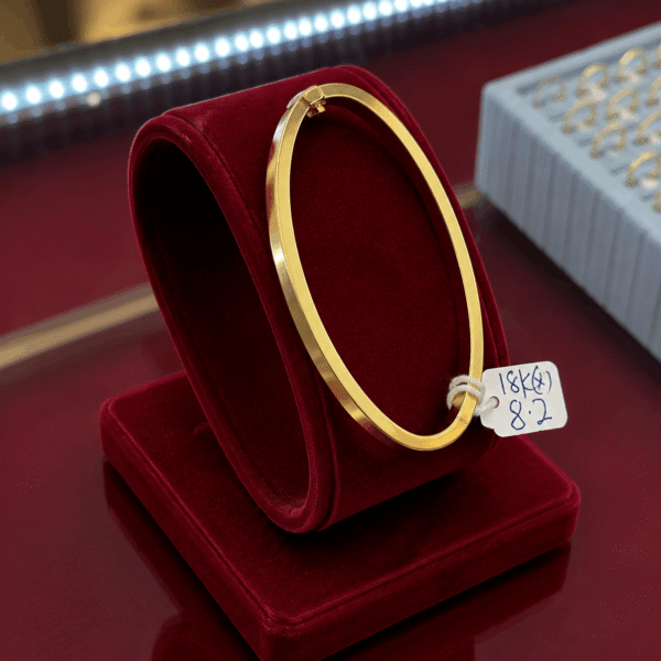 Side view of gold bangle 18k